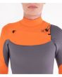 Hombre con Traje de neopreno con cremallera en el pecho Hurley Advantage 4/3mm gris y naranja chest zip