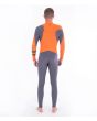 Hombre con Traje de neopreno con cremallera en el pecho Hurley Advantage 4/3mm gris y naranja posterior