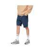 Hombre con pantalón vaquero corto Carhartt WIP Newel  Short Azul Stone Washed lateral