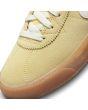 Zapatillas de Skate Nike SB Bruin High Amarillas con logo blanco puntera