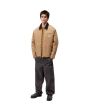 Hombre con chaqueta workwear Carhartt WIP OG Detroit Jacket Marrón Stone Canvas corte holgado