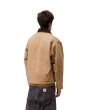 Hombre con chaqueta workwear Carhartt WIP OG Detroit Jacket Marrón Stone Canvas posterior