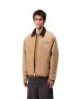 Hombre con chaqueta workwear Carhartt WIP OG Detroit Jacket Marrón Stone Canvas