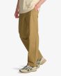 Hombre con pantalón técnico Billabong Surftrek Plus Marrón Gravel lateral