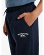 Niño con pantalón deportivo Quiksilver Youth Slim Jogger Azul Marino Oscuro serigrafía