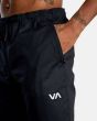 Hombre con pantalón de chándal RVCA VA Sport Spectrum Cuffed negro detallle bolsillo