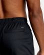 Hombre con pantalón de chándal RVCA VA Sport Spectrum Cuffed negro etiqueta