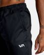 Hombre con pantalón de chándal RVCA VA Sport Spectrum Cuffed negro logo