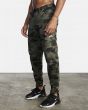 Hombre con pantalón de chándal RVCA VA Sport Spectrum Cuffed camuflaje izquierda