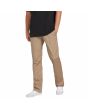 Hombre con pantalones tipo chino Volcom Frickin Modern Stretch caqui bolsillo