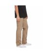 Hombre con pantalones tipo chino Volcom Frickin Modern Stretch caqui lateral