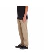 Hombre con pantalones tipo chino Volcom Frickin Modern Stretch caqui izquierda