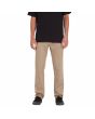 Hombre con pantalones tipo chino Volcom Frickin Modern Stretch caqui