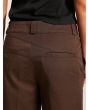 Mujer con Pantalón Chino Volcom Whawhat marrón bolsillos