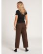 Mujer con Pantalón Chino Volcom Whawhat marrón posterior
