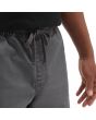 Hombre con pantalón corto holgado elástico Vans Range Salt Wash gris cordón