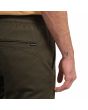 Hombre con pantalón deportivo Volcom Frickin Slim Tapered Jogger Verde bolsillo
