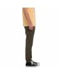 Hombre con pantalón deportivo Volcom Frickin Slim Tapered Jogger Verde lateral