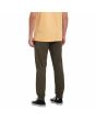 Hombre con pantalón deportivo Volcom Frickin Slim Tapered Jogger Verde posterior