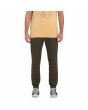 Hombre con pantalón deportivo Volcom Frickin Slim Tapered Jogger Verde 