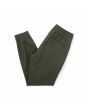 Pantalón de deporte Volcom Frickin Slim Tapered Jogger Squadron Green para hombre doblado
