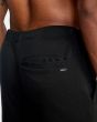 Hombre con Pantalón jogger Rvca Swift Sweat negro bolsillo posterior