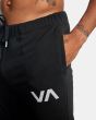 Hombre con Pantalón jogger Rvca Swift Sweat negro bolsillo lateral 