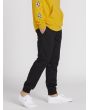 Hombre con pantalón jogger Volcom Frickin Modern Tapered negro lateral 