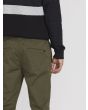 Hombre con pantalón jogger Volcom Frickin Modern Tapered verde militar bolsillos