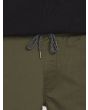 Hombre con pantalón jogger Volcom Frickin Modern Tapered verde militar cordón