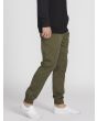 Hombre con pantalón jogger Volcom Frickin Modern Tapered verde militar lateral 