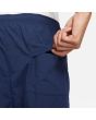 Hombre con pantalones de Skate Nike SB Track Pants azules bolsillo posterior
