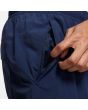 Hombre con pantalones de Skate Nike SB Track Pants azules cremallera bolsillo