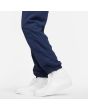 Hombre con pantalones de Skate Nike SB Track Pants azules tobillos