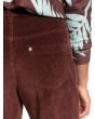 Mujer con pantalón de pana ancho Roxy Surf On Cloud Chocolate bolsillo trasero