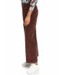 Mujer con pantalón de pana ancho Roxy Surf On Cloud Chocolate lateral 