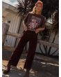 Mujer con pantalón de pana ancho Roxy Surf On Cloud Chocolate Lifestyle