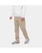 Hombre con pantalón de pana Carhartt WIP Newel Pant Beige lateral