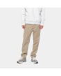 Hombre con pantalón de pana Carhartt WIP Newel Pant Beige