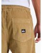 Hombre con pantalón de pana Quiksilver Taxer Regular Cord Beige bolsillo posterior