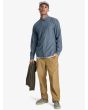 Hombre con pantalón de pana Quiksilver Taxer Regular Cord Beige corte recto