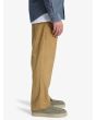 Hombre con pantalón de pana Quiksilver Taxer Regular Cord Beige lateral