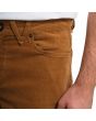 Hombre con pantalón de pana Volcom Solver 5 Pocket Corduroy Marrón bolsillo