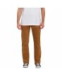 Hombre con pantalón de pana Volcom Solver 5 Pocket Corduroy Marrón 