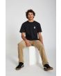 Hombre con pantalón de pana Volcom Solver 5 Pocket Khaki sentado