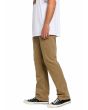 Hombre con pantalón de pana Volcom Solver 5 Pocket Khaki lateral