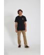 Hombre con pantalón de pana Volcom Solver 5 Pocket Khaki frontal