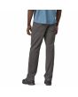 Hombre con Pantalones de senderismo Patagonia M's Quandary Pants Regular Grises posterior