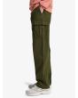 Hombre con pantalón Quiksilver Taxer Regular Cargo Verde lateral
