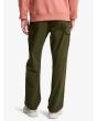 Hombre con pantalón Quiksilver Taxer Regular Cargo Verde posterior